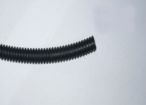 Gaine annele noire fendue  int 16 mm